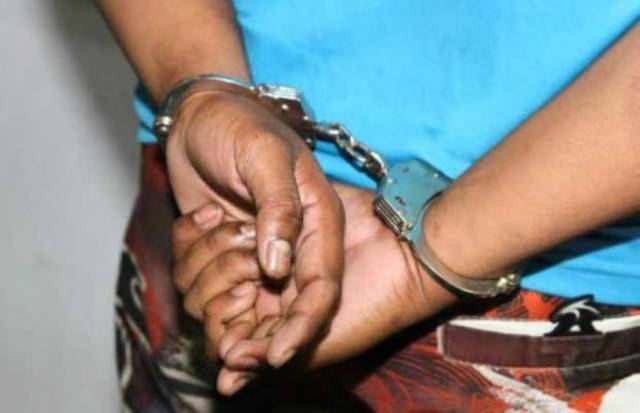 Após intensa perseguição da PM e queda de moto, suspeito de assalto ataca policiais e acaba preso; comparsa fugiu