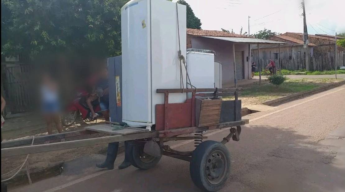 Ladrões usam carroça para arrombar casa e levar móveis; na fuga, parte dos objetos foi deixada para trás