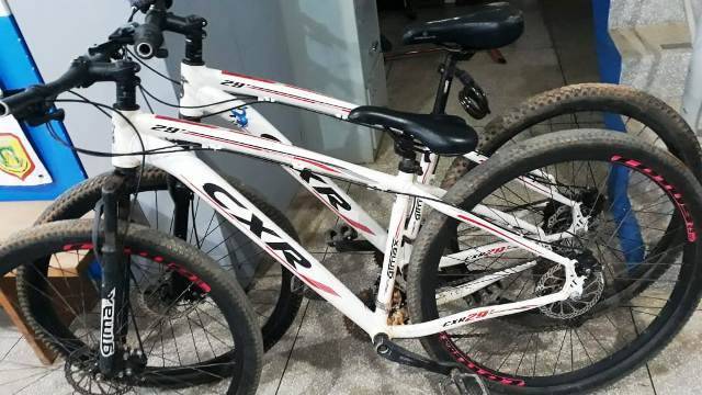 Polícia encontra bicicletas sem nota e prende dois suspeitos; um deles estava foragido após romper tornozeleira