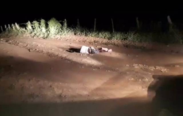 Corpo de homem de 59 anos é encontrado com cabeça dilacerada e parcialmente carbonizado; rapaz de 20 é suspeito