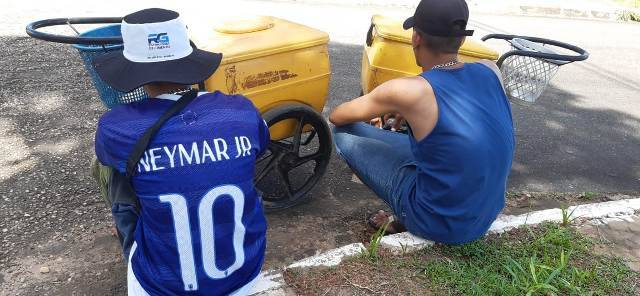 Adolescentes ignoram decreto municipal e continuam vendendo picolés nas ruas de Vilhena: “se parar, a coisa piora...”