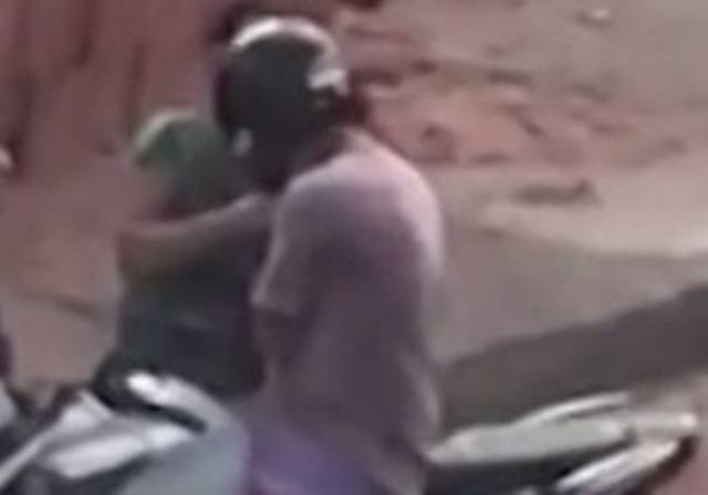 Homem de 29 anos é obrigado a pilotar moto com assaltante na garupa e precisa percorrer matagal para chegar em casa