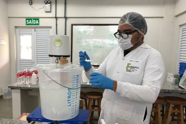 Técnicos do IFRO produzem e distribuem álcool em gel gratuitamente no Cone Sul; produto desapareceu até das farmácias na região