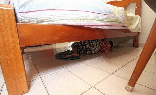 Denúncias anônimas levam dois traficantes à prisão; um deles foi capturado se escondendo embaixo da cama