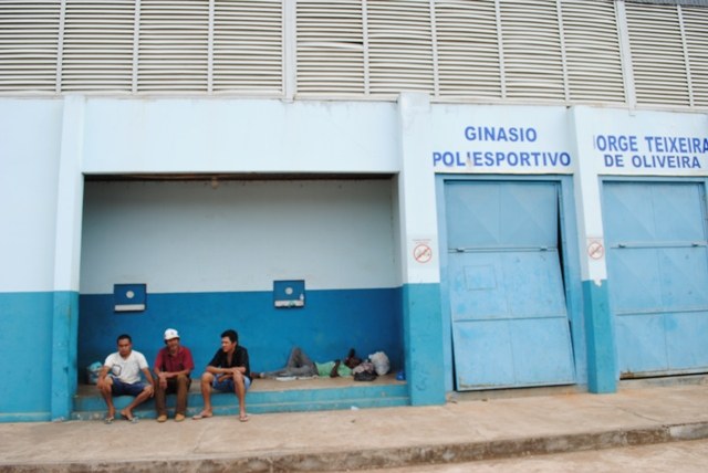 Moradores de rua acampam em ginásio e bebem álcool combustível