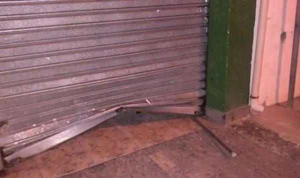 Além de arrombar, invadir e saquear comércio, ladrões usam drogas no local; dono já tem um suspeito