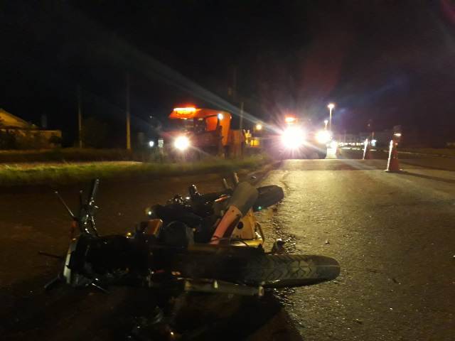 Entregador é resgatado e levado para hospital, após atingir carro em rodovia e ser jogado contra para-brisa