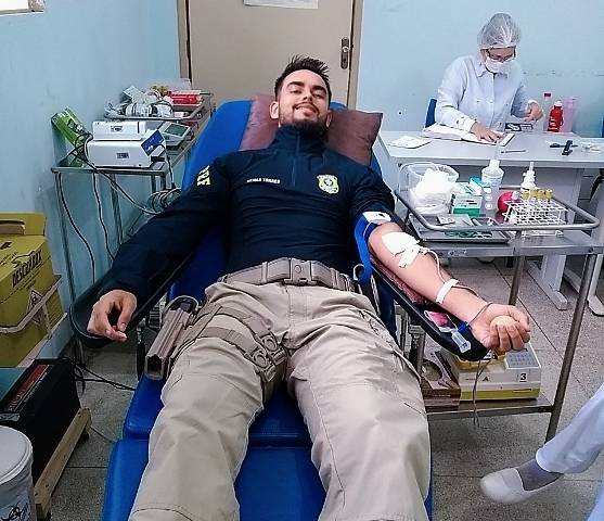 Agentes da Polícia Rodoviária Federal se mobilizam e doam sangue para hemocentro, que estava com estoque baixo