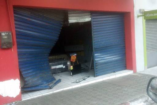 Bandidos arrombam padaria e fogem levando dinheiro, doces e refrigerantes; polícia é acionada, mas não encontra criminosos