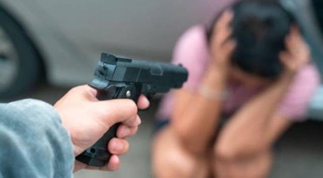 Membros de facção se identificam como policiais e roubam cinco de uma vez; DJ que toca em casa noturna é suspeito
