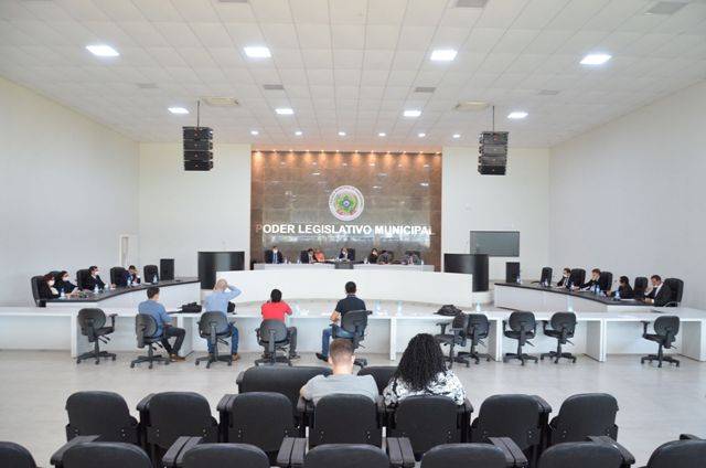 Vereadora denuncia papelaria e diz que “não queria estar na pele do prefeito”; vereador defende reabertura de salões de beleza