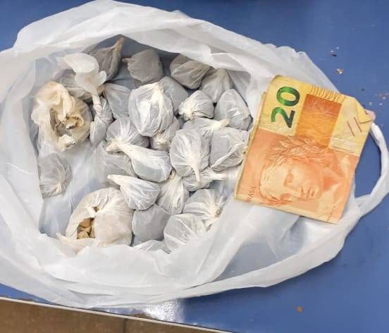 Traficante confunde policial militar com usuário, oferece droga e acaba preso em flagrante