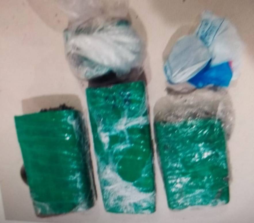 Denunciados por moradores, irmãos são presos juntos em flagrante vendendo drogas