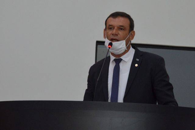 Vereador sobe o tom durante sessão e acusa prefeito de “direcionar” nova funerária; assessoria rebate