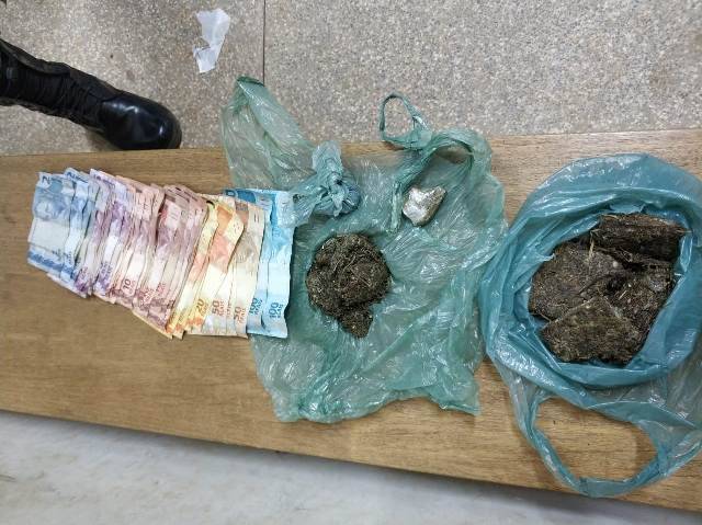 Após flagrar adolescente com maconha, polícia estoura “boca” e flagra garota que já havia sido presa por tráfico