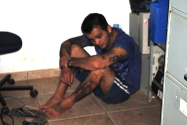 Casal é preso e policiais encontram cueca amarrada a calcinha