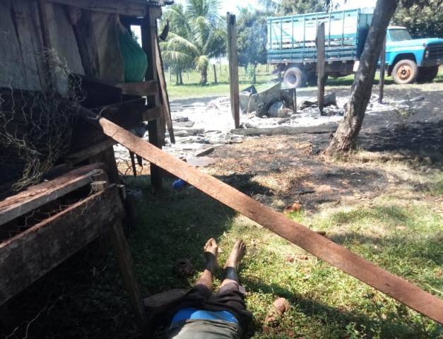 Incêndio reduz casa de madeira a cinzas e morador de rua de Cerejeiras é encontrado morto na área rural de Chupinguaia