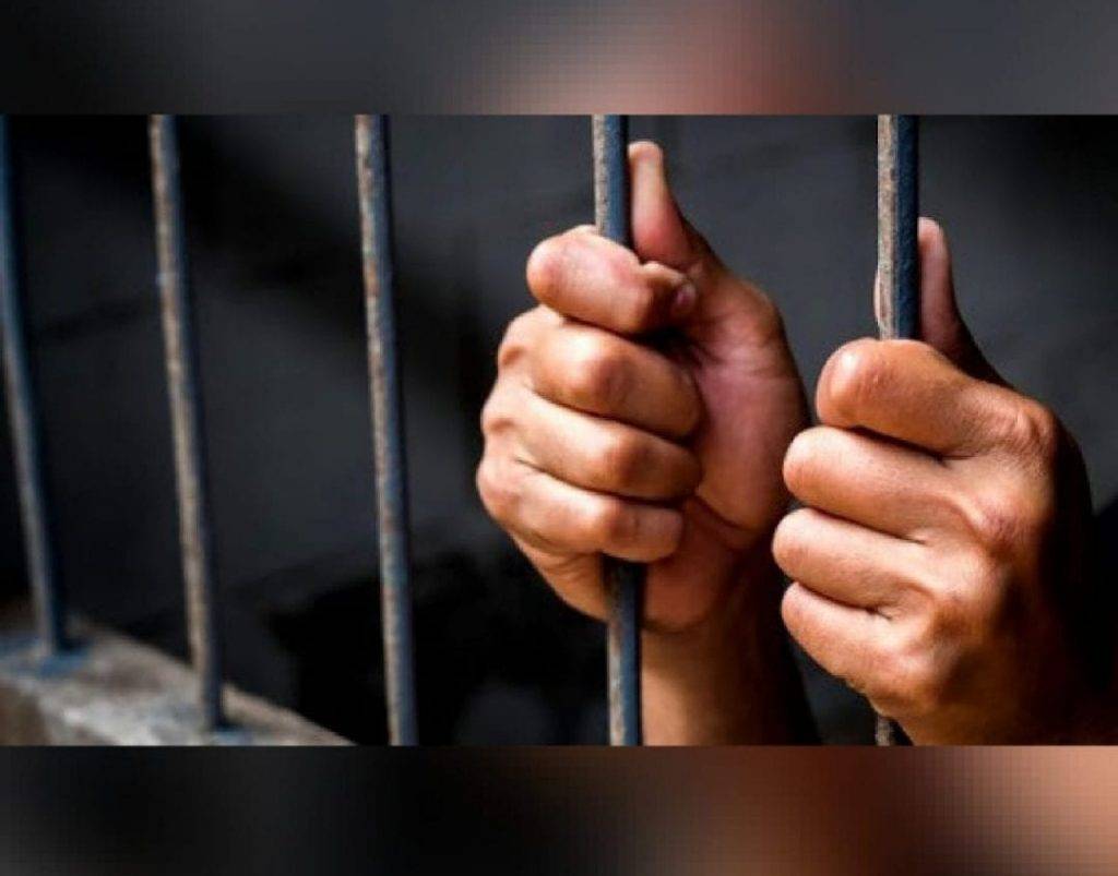 Participando de festa que perturbava vizinhos, rapaz de 24 anos acaba preso após atacar e chamar policiais de “vagabundos”