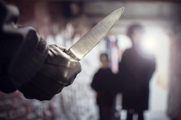 Armado com faca, rapaz de 26 anos invade capela onde mulher estava sendo velada e ameaça: “vou matar todos”