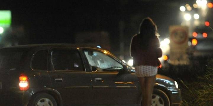 Polícia prende cinco pessoas em carro de aplicativo vendendo drogas para caminhoneiros; garota de 21 anos tentou agredir policial