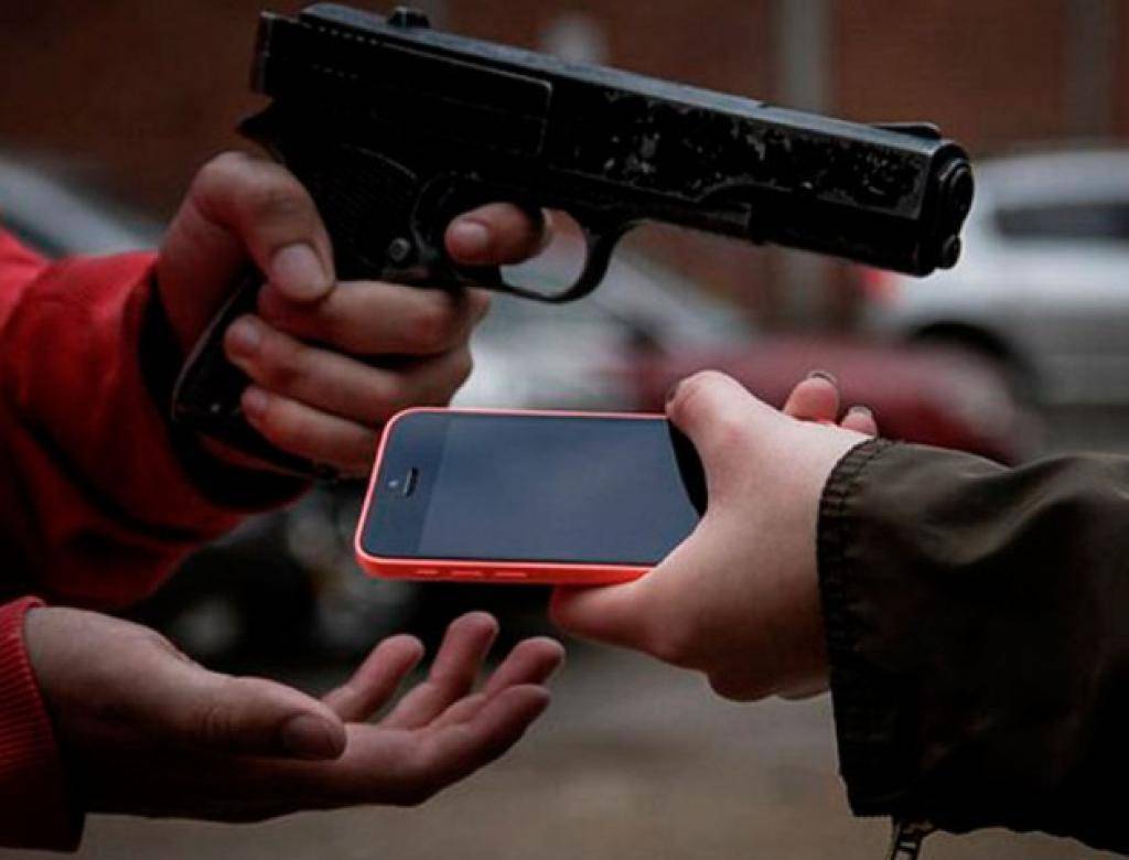 Mulher é roubada em frente de casa; em outro assalto, bandido ameaça atirar na cabeça de adolescente de 16 anos