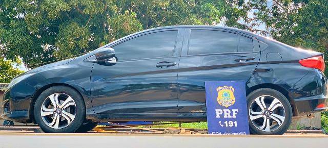 Em RO, agentes da PRF param para ajudar motorista com carro estragado e prendem dois suspeitos: veículo era roubado