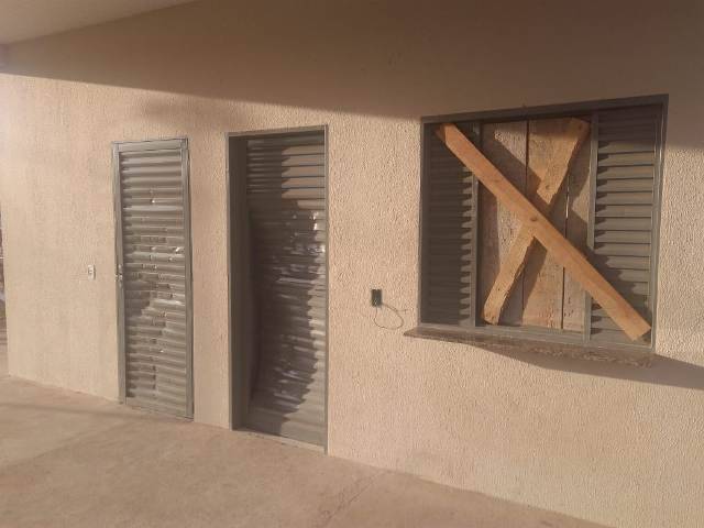 Prefeitura aciona polícia após depredações provocadas por vândalos em conjunto de casas populares onde vivem 300 famílias