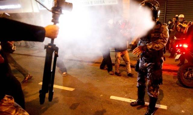 Após ofenderem e atacarem policiais militares, homens que faziam festa e perturbavam vizinhos acabam presos