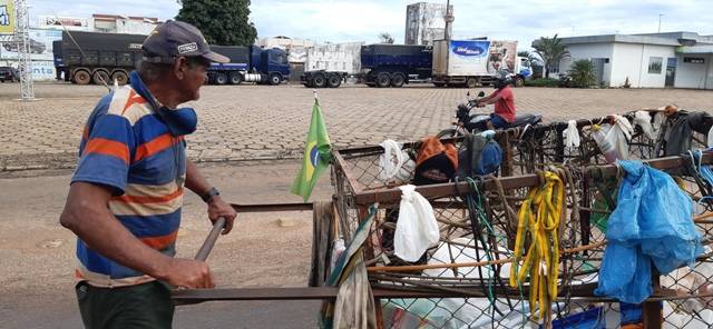 Catador de material reciclável revela rotina sofrida e gesto de generosidade, doando parte do que encontra a quem precisa