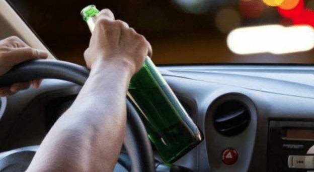 Motorista bêbado que tinha medo de perder carro acaba preso com crianças a bordo... e perde o carro!