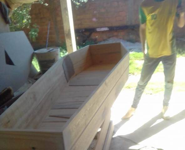 Fábrica de caixões em Vilhena vê aumento da demanda por causa de pandemia e se prepara para abastecer Manaus
