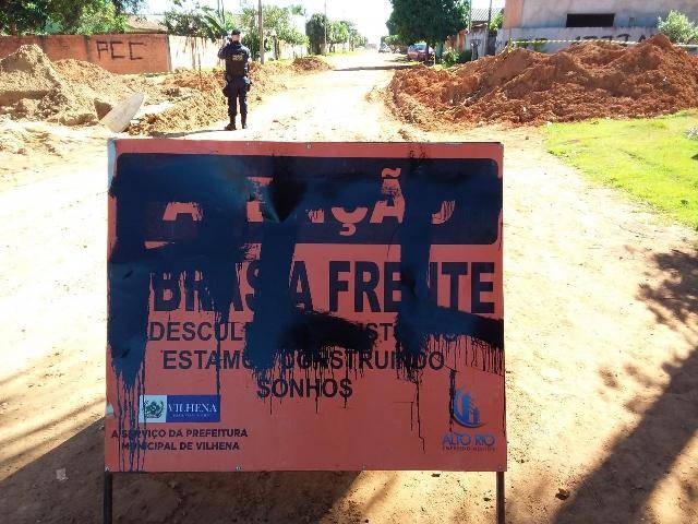 Polícia Militar identifica e apreende menores que estavam pichando placas e muros com símbolo de facção criminosa
