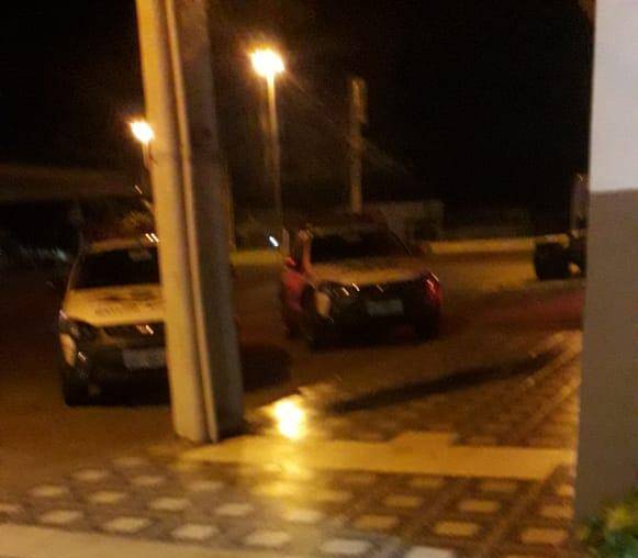 Mulher acaba presa ao denunciar falso sequestro e provocar lesões em si mesma dentro de hotel para acusar o marido