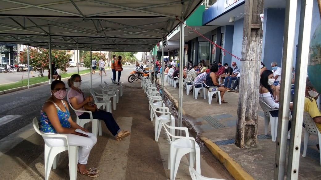 Prefeitura fecha trecho de avenida, instala tendas e organiza fluxo de beneficiários próximo à Caixa Econômica, em Vilhena
