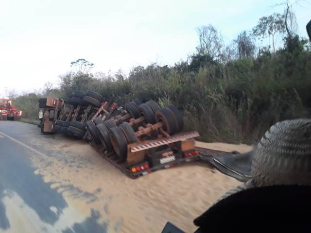 Carreta carregada de grãos tomba na BR 364, em Vilhena; buracos na pista podem ter provocado acidente
