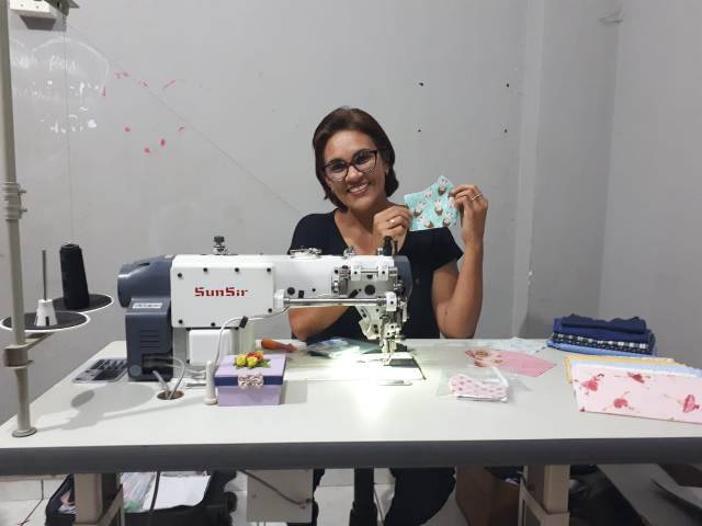 Afastada do trabalho e sem renda durante pandemia, bancária que também é artesã fatura e ajuda com a fabricação de máscaras