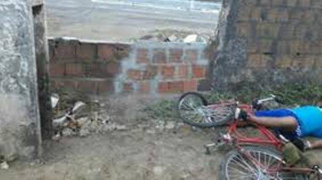 Homem furta bicicleta, é perseguido pela dona, bate em muro, é imobilizado por popular e acaba preso