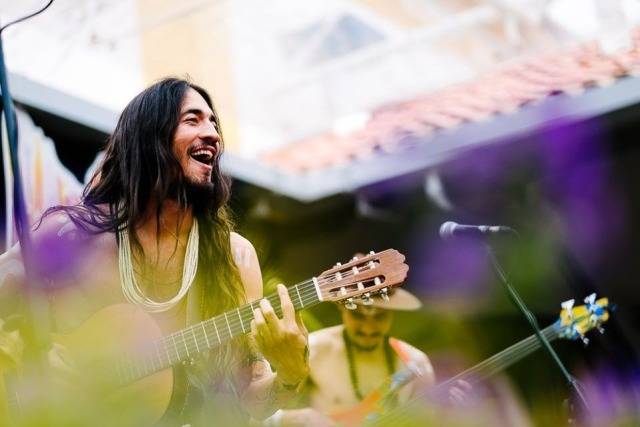 Após sucesso de cantora na estreia, artista vilhenense que mora em Portugal também fará apresentação ao vivo na internet