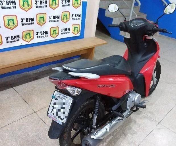 Através de denúncia anônima, Polícia Militar recupera motoneta roubada e prende dois suspeitos