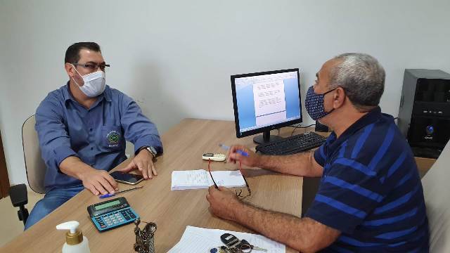 Secretário desmente presidente de sindicato e diz que desconto de 14% nos salários de servidores está dentro da lei