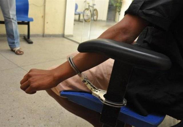 Após denúncia anônima, polícia prende rapaz de 20 anos que havia recebido auxílio emergencial e estava com maconha em praça