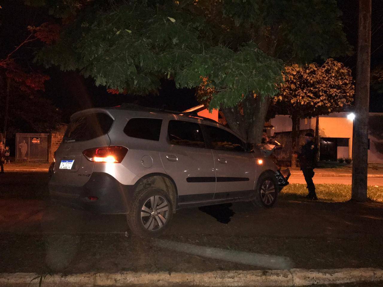 Tentando desviar de equipe da Energisa, médico perde controle de carro, fica ferido e é resgatado por Bombeiros
