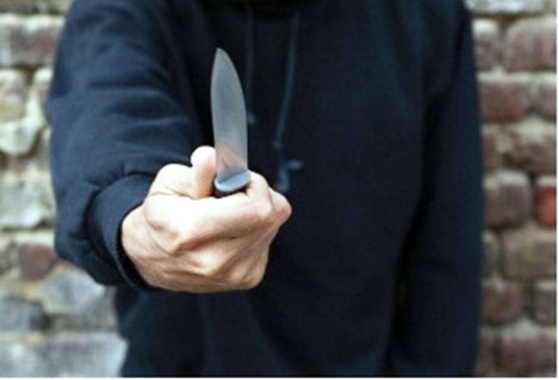 Homem é preso acusado de assaltar dois usando faca; pastor evangélico correu junto com a esposa e acionou a PM