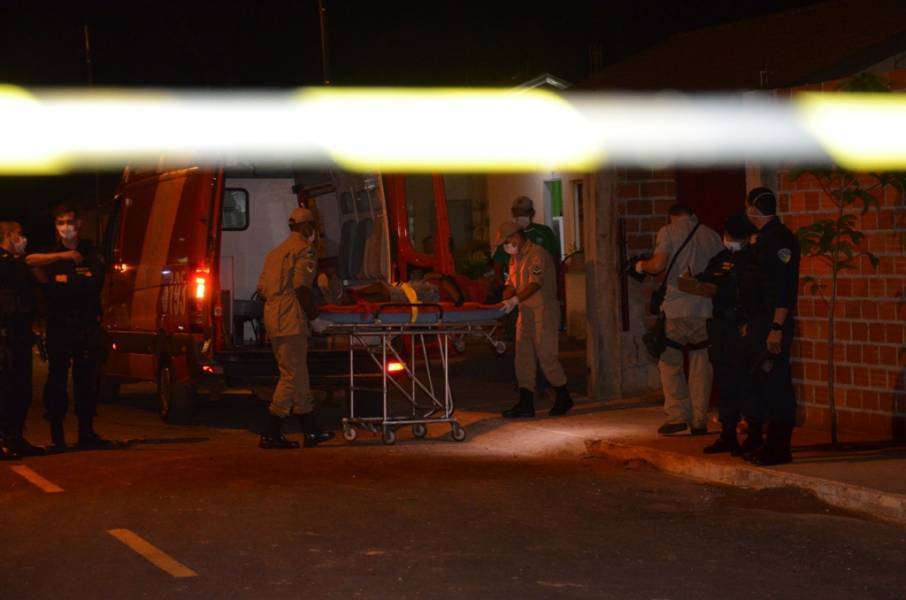 Ocorrência policial revela: família inteira não foi executada porque escopeta falhou; homem de 49 anos morreu com um único tiro