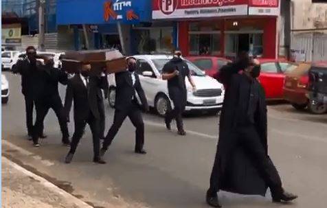 VÍDEO: empresários usam “dança do caixão” para conscientizar população sobre medidas de prevenção à Covid-19 em Ji-Paraná