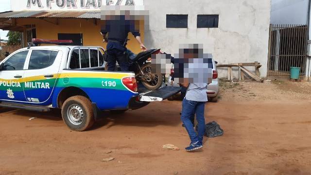 Grávida e vendendo drogas por ordem do marido presidiário, garota de 21 anos é presa junto com comerciante