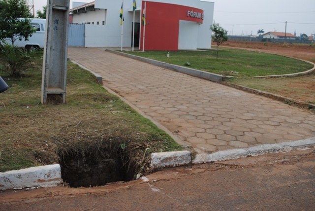 Prefeitura esquece bueiro destampado e sem sinalização na Rua 545