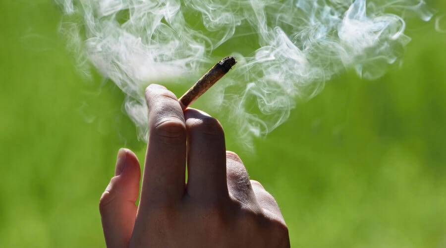 Dois rapazes são presos e dois casais abordados quando faziam “test drive” de maconha comprada pelo WhatsApp