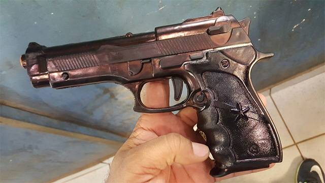 Sob a mira de pistola, dono de mercadinho é obrigado a entregar dinheiro do caixa a ladrão mascarado
