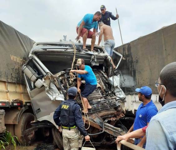 FOTOS E VÍDEO: porta cai na pista e quatro caminhões se envolvem em engavetamento na BR 364; motorista sofreu queimaduras